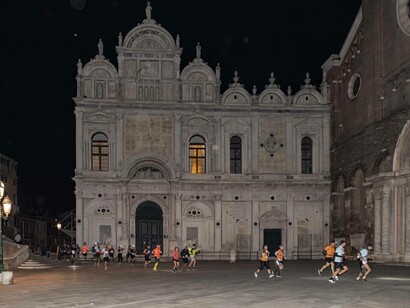 Corridori della Venice Night Trail, sullo sfondo la Scuola Grande San Marco, Venezia