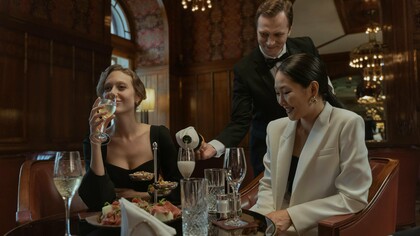 Ser educado é elegante, não tem preço, mas tem berço. Eu acredito que vem muito da educação que recebemos em casa. Conheço muita gente e também já tive a oportunidade de trabalhar ao lado de pessoas assim, mas te confesso que esta experiência de ser gentil, simpático e sorrir ao receber alguém, para mim, não chegou via mercado de trabalho, curso ou formação acadêmica, eu aprendi com meu maior mestre, o meu pai, que sempre praticou o hábito de receber bem as pessoas, com um sorriso no rosto, nunca faltava, e a intenção de agradar e fazer a todos se sentirem bem era um dom, algo que ele fazia com muita tranquilidade e eu herdei