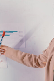 Profissional de gestão de negócios explica técnica de Scrum Master em uma empresa