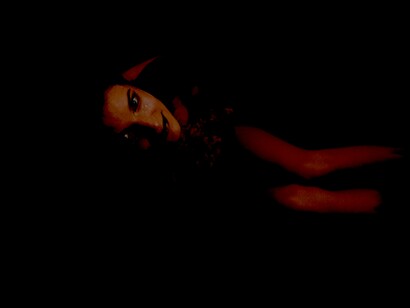 Te desvisto, y desnudos nos abrazamos sin parar y nos devoramos hambrientos sin sábanas, ni porvenir