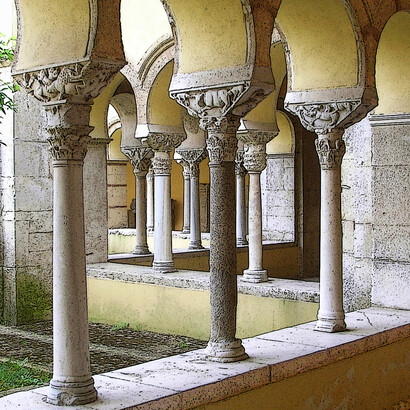 Colonne nel Chiostro del complesso monastico di Santa Sofia. Benevento, Italia
