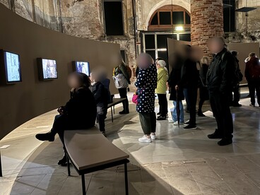 Nel 2024 la Biennale d’Arte di Venezia all’Arsenale ha presentato un insieme molto ampio e internazionale di opere contemporanee, inserite nel tema generale “Foreigners Everywhere”, dedicato a migrazione, identità e postcolonialismo