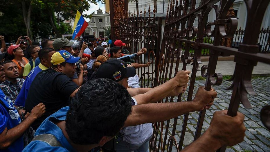 Manifestantes ante la Asamblea Nacional de Venezuela
