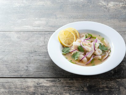 Prato de Ceviche. Tempos depois retorno em uma nova visita a Lima. Saio para jantar com outro amigo. Comento que tinha comido um prato típico maravilhoso quando visitei Lima por primeira vez, mas que não lembrava o seu nome. Então ele responde que deveria ter sido o Tacu Tacu. Consinto feliz!