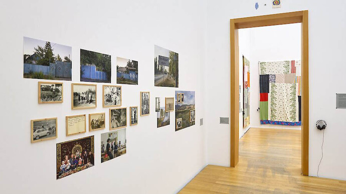 Verschiedene künstler, Family matters, ausstellungsansicht. Mit freundlicher genehmigung des Museums der bildenden Künste Leipzig