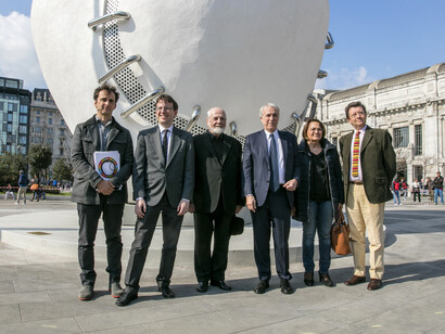 Paolo Naldini, Director of Cittadellarte - Fondazione Pistoletto; Filippo Del Corno, Councillor for Culture of the Municipality of Milan; Michelangelo Pistoletto; Giuliano Pisapia, Mayor of Milan; Maria Carmela Rozza, Councillor for Public Works and Street Furniture of the Municipality of Milan; Marco Magnifico, Executive Vice President FAI