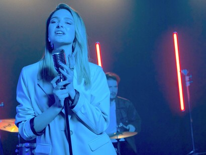 Mulher canta durante show