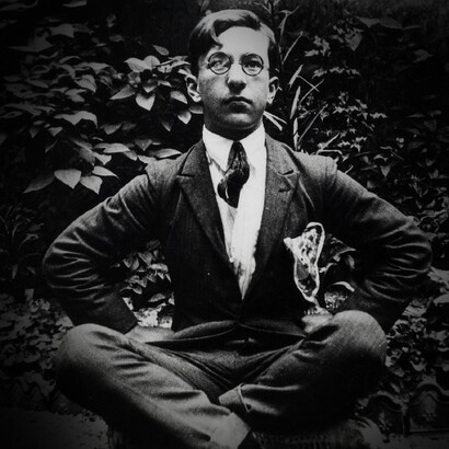 René Daumal nel 1925 si trasferisce a Parigi, dove studia filosofia, volgendosi poi alla ricerca perpetua dell'essenziale