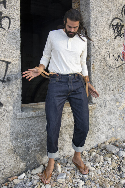 Jeans e bretelle di pelle fatti a mano Mr. Hemingway © Savvas Kois
