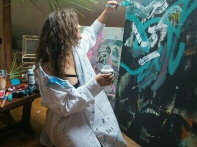 Pintora. Na sala de aula riam-se quando o professor se engasgava, de olhos fixos nas suas pernas escancaradas. Tinha um gosto e um grande atrevimento de viver, gostaria apenas de ter um botão para desligar os medos ou doseá-los ou dar-lhes uma cura