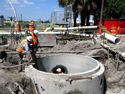 Operarios instalan una bomba para combatir la marea alta en Miami