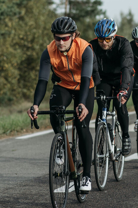 Tre amici pedalano insieme: le relazioni, se dovessimo compararle ad una bicicletta sarebbero o la cosa più diametralmente opposta oppure la bicicletta più difficile che possa esistere