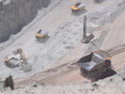 Camiones y maquinaria de la industria minera realizan trabajos en la Mina de Chuquicamata, Chile