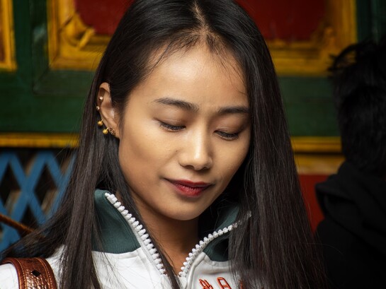  Pareció que ella le estaba esperando en el pasillo con los brazos abiertos. Se miraron a los ojos, se abrazaron fuerte, se besaron. Mujer tibetana e inolvidable