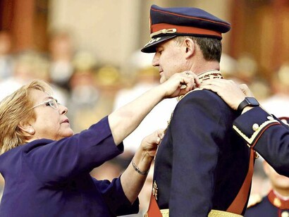 La por entonces presidenta Bachelet impone el Collar de la Gran Cruz al general Ricardo Martínez, Comandante en jefe del Ejército (2018)