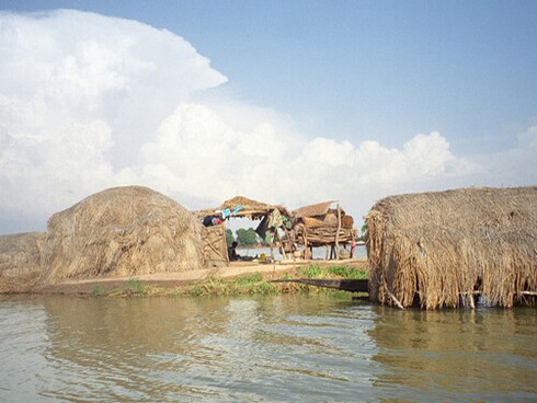 Este pueblo se construyó hace diez años para acoger a los refugiados de la rebelión tuareg de principios de la década de 1990. Campamento de refugiados tuareg, 2005, camino a Kakalodaga. Mopti, Malí