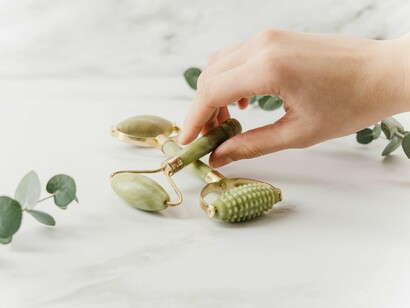 Além de produtos para skincare, os procedimentos e intervenções físicas também viralizam e viram moda nas redes, como foi a onda do tal “Foxy Eye” há poucos anos. A moda que mais faz sucesso são os preenchimentos faciais para manipular o formato do rosto ou deixá-lo mais preenchido. Estes são ainda mais complexos, já que podem ser invasivos e ter consequências perceptíveis no seu rosto, mudando o seu volume. Se quiser fazer algo desse nível, consulte um esteticista e entenda os possíveis efeitos colaterais