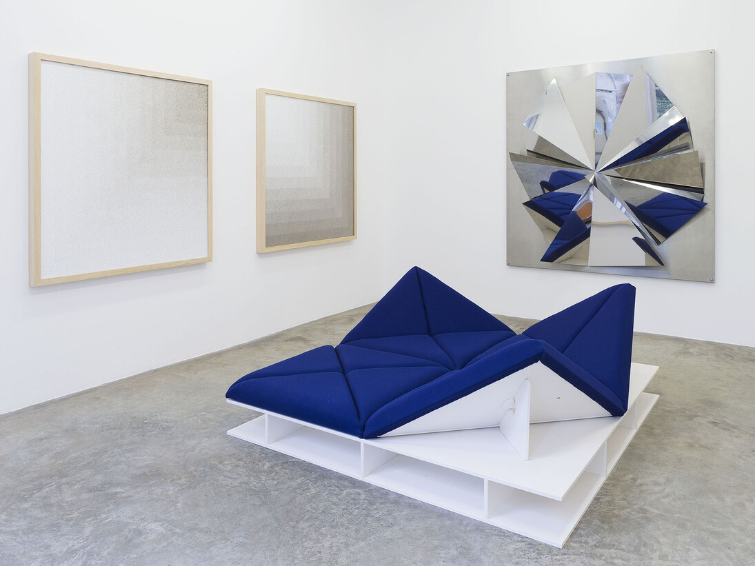 Vue de l’exposition "Paulin, Paulin, Paulin », Galerie Perrotin, Paris du 22 octobre au 19 décembre 2015. De gauche à droite: Tara Donovan, Pierre
Paulin and Heinz Mack. Photo: Claire Dorn.
© Tara Donovan. © Heinz Mack / ADAGP, Paris, 2015. Courtesy Paulin, Paulin, Paulin and Galerie Perrotin