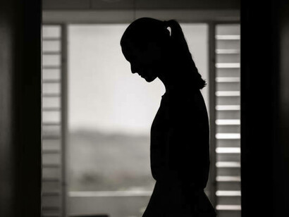 Mujer a la espera y pensando 