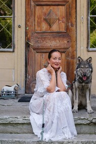 Harumi Klossowska de Rola davanti al suo Grand Chalet di Rossinière, nel canton Vaud (Svizzera)