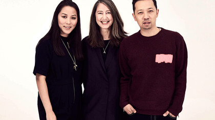 Ann-Sofie Johansson, jefa de diseño en H&M, entre Carol Lim y Humberto Leon, directores creativos de la colección
