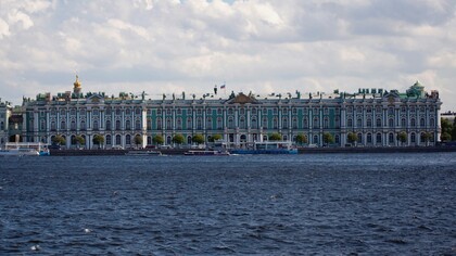 Palazzo d'Inverno, antica dimora degli zar fino al 1905, vista dal fiume Neva, San Pietroburgo, Russia