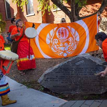 Kant decía que la razón se enreda en paradojas cuando intenta pensar absolutamente, por ejemplo, lo absolutamente primero, o lo absolutamente último o la totalidad. Día Nacional de la Verdad y la Reconciliación en Hunsville, Ontario, Canadá