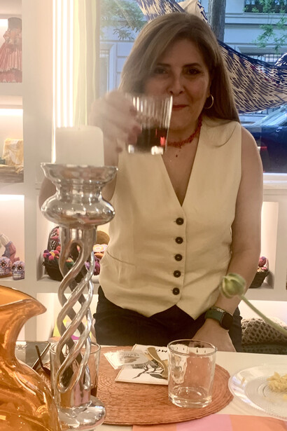 Marta cuida cada detalle de sus eventos, desde la música y la iluminación hasta el aroma del lugar y la calidad de los productos seleccionados
