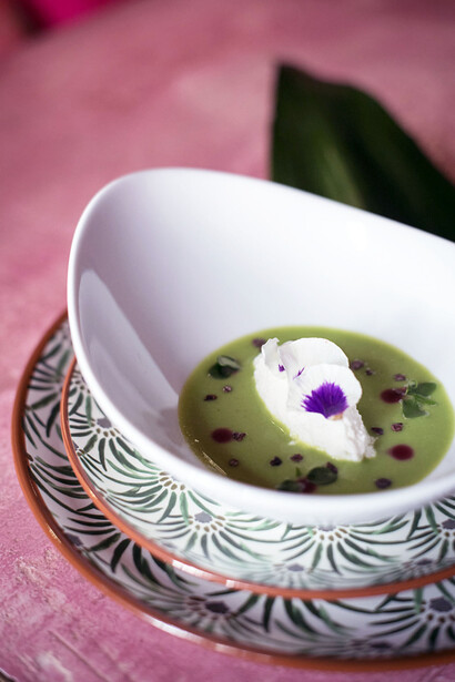 Le affinità olfattive. Vellutata di piselli con ricotta alla menta, coulis di lampone, grué di cacao e crostini al pane di timut