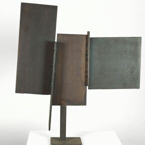 Robert Adams, Balanced forms opus 198, 1963, bronzed steel, 24 x 21 in/61 x 53.5 cm