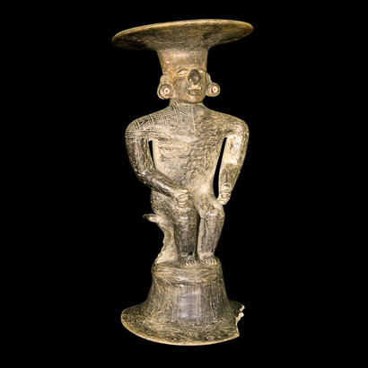 Figura antropomorfa. Cultura Manteño-Huancavilca (500–1532 d. C.). Ministerio de Cultura y Patrimonio, Ecuador