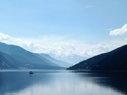 Leggere un libro è fare un viaggio. Addio, monti sorgenti dall'acque, ed elevati al cielo. Lago di Como, Italia