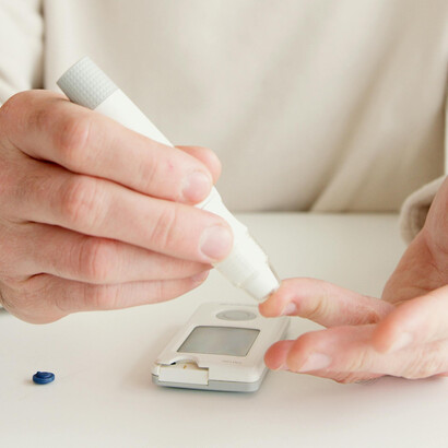 Primer plano de la toma de la muestra para medir la glucosa en sangre