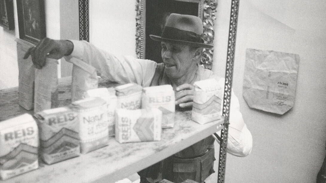 L’artiste lors du montage de l’œuvre en 1980. Staeck, Klaus; Steidl, Gerhard, Joseph Beuys: das
wirtschaftswertprinzip, 1990. Avec l'aimable autorisation du S.M.A.K.