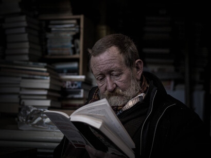 Hombre lee en una antigua biblioteca en Ámsterdam, Países Bajos