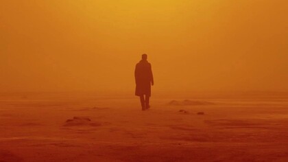 Cena do filme Blade Runner 2049 (2017), a continuação do original de 1982