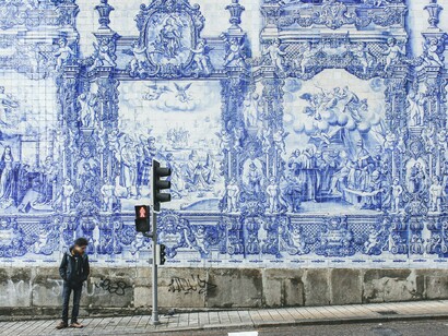 Azulejo. Esperar pelo semáforo verde. A esperança de regressar