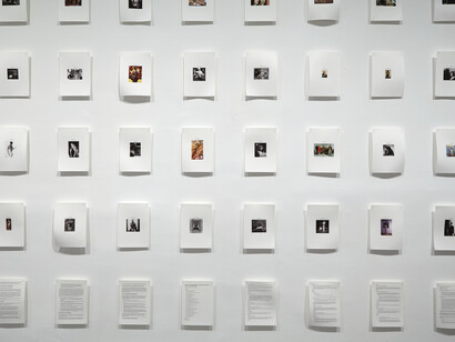 Vista de sala de la exposición Sistema Operativo, de Daniel G. Andújar, con la obra Technologies To The People.