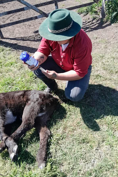 Débora Mezquida, joven de 25 años del departamento de Soriano, trabaja en un tambo con compromiso y pasión desde su adolescencia