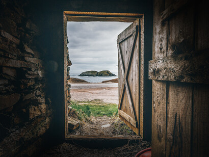 Puerta de escape de angustias vanas. Lluvia de llaves, de aire, de viento fuerte. Puerta de escape de arenas ardientes, de desiertos secos