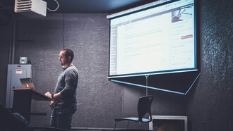 El cerebro humano y la inteligencia artificial comparten la capacidad de procesar información, aunque sus principios de funcionamiento y propósitos difieren