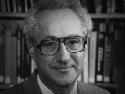 Harold Garfinkel desafió las convenciones de la sociología tradicional y contribuyó significativamente a la comprensión de la construcción del orden social en la interacción cotidiana