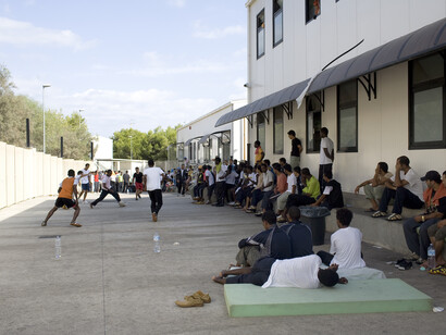 Los inmigrantes reciben ropa limpia, zapatos y una tarjeta telefónica. Son fotografiados, identificados (si es posible) y, tras unos días de descanso, son enviados, por aire, ferry o hidroplano, a uno de los centros de Italia continental, donde esperan el proceso de solicitud de documentación y asilo, Lampedusa, Italia