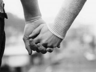 Una pareja paseando de la mano