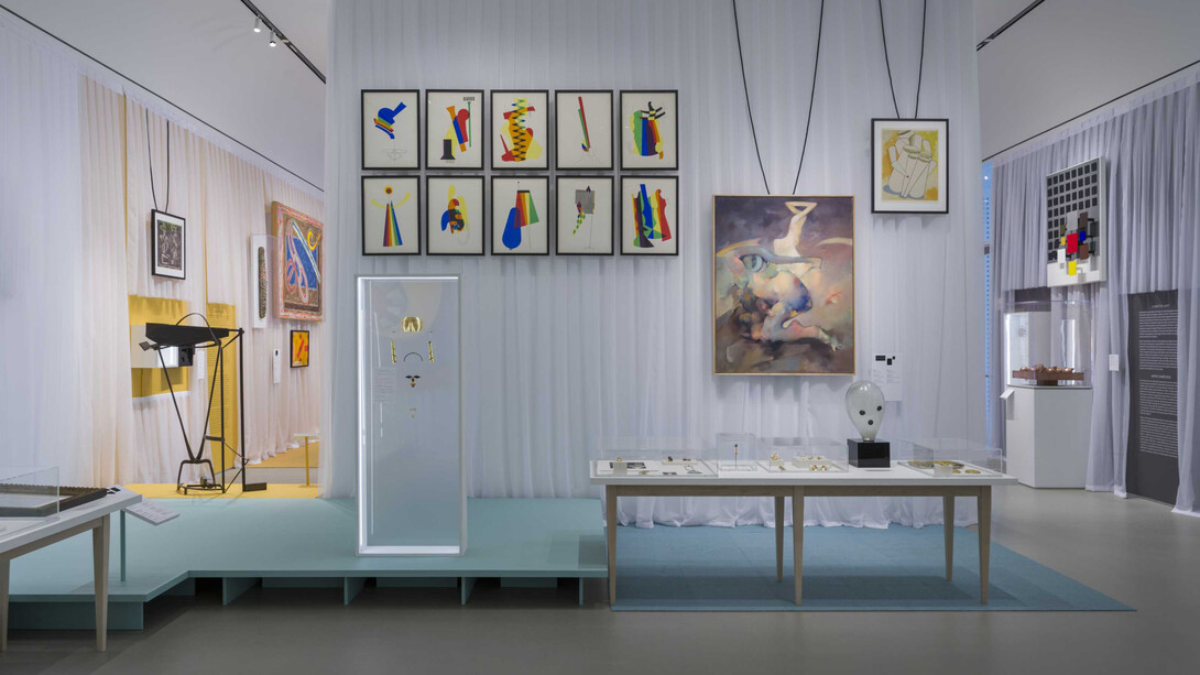 Various artists, Artists’ jewelry. From cubism to pop, the Diane Venet collection, exhibition view. Courtesy of Norton Museum of Art