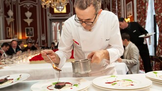 El chef Massimo Bottura dando el último toque a sus platos en el restaurante La Francescana de Modena, Italia