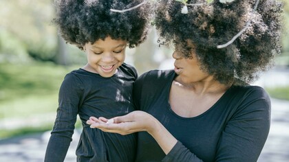 Mãe conversa com filha pequena. Os pais são grandes contribuidores da construção das memórias dos filhos. São eles que narram as primeiras estórias e curiosidades para os pequenos, por meio das conversas