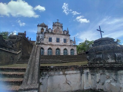 Convento de Santo Antônio do Paraguaçu, localizado na comunidade quilombola de São Francisco do Paraguaçu, Bahia. Após a abolição da escravidão, como forma de preservar a mão de obra para a lavoura, alguns fazendeiros passaram a destinar um pedaço de terra aos antigos escravos, onde podiam cultivar seus alimentos e mesmo vender o excedente