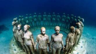 Museo Atlántico de Lanzarote. Estatuas colocadas en posición circular