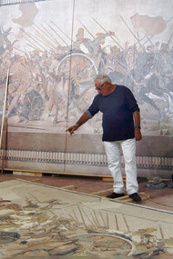 Saturno Carnoli nei laboratori del CISIM di Lido Adriano durante la realizzazione della copia
